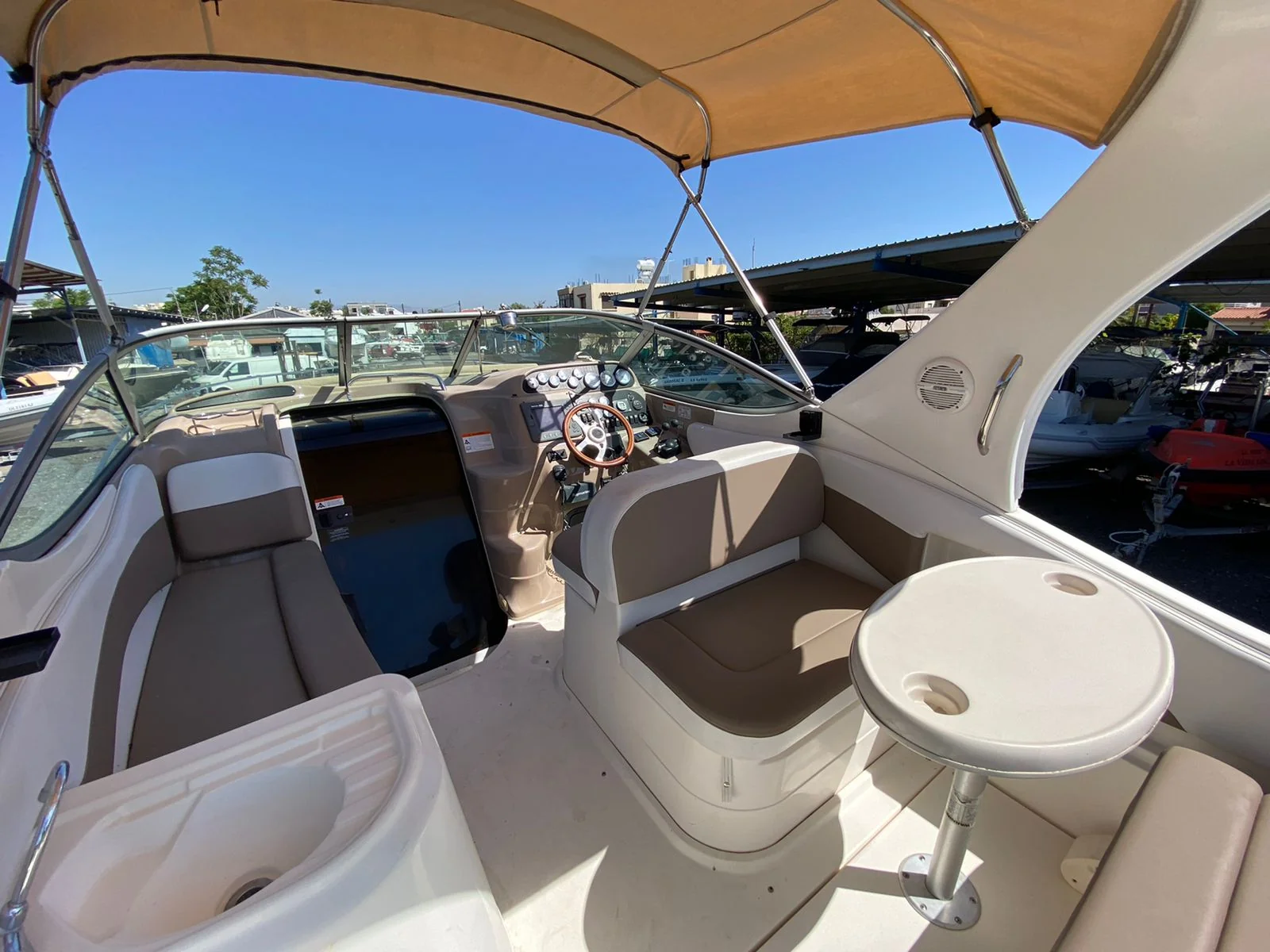 Larson 290 Cabrio gallery image 18 - Diamantides Yachting