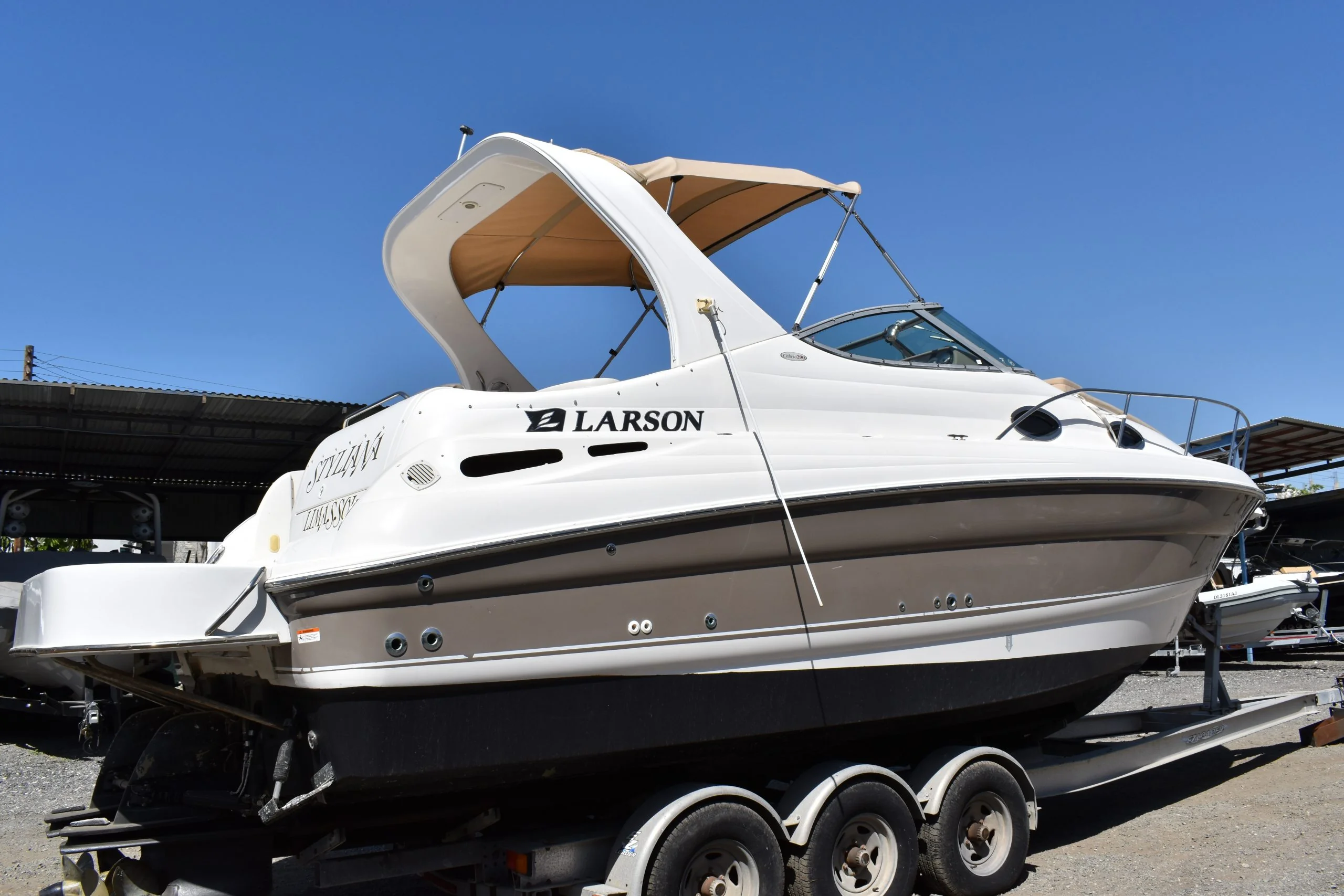 Larson 290 Cabrio gallery image 9 - Diamantides Yachting