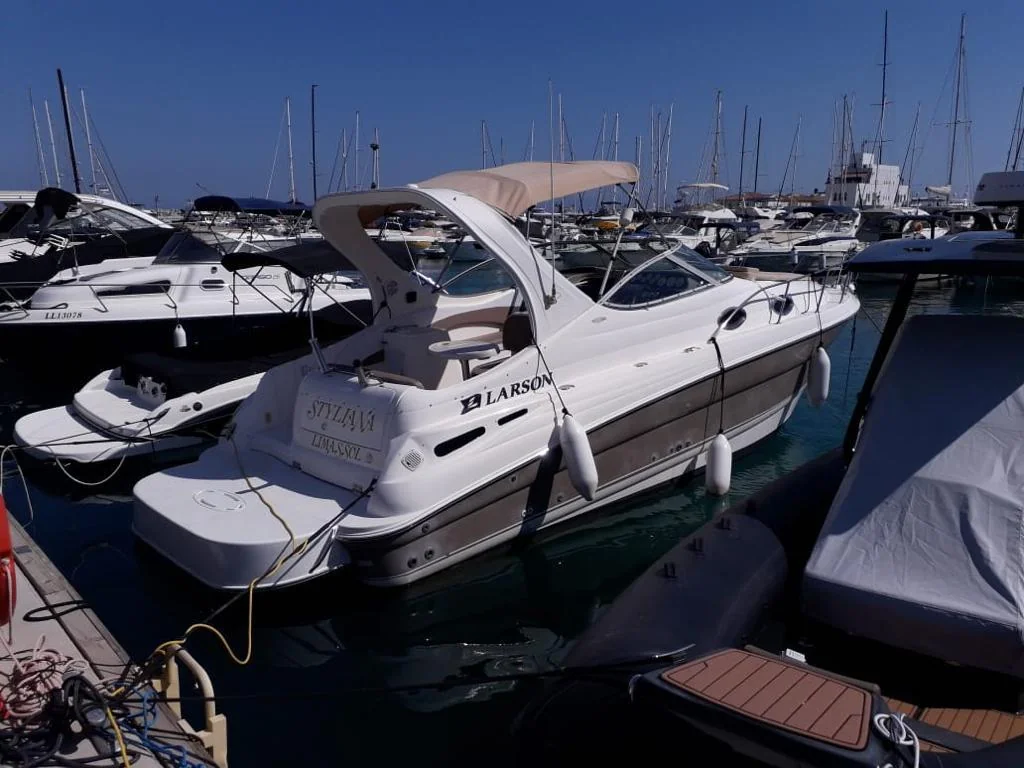 Larson 290 Cabrio gallery image 7 - Diamantides Yachting