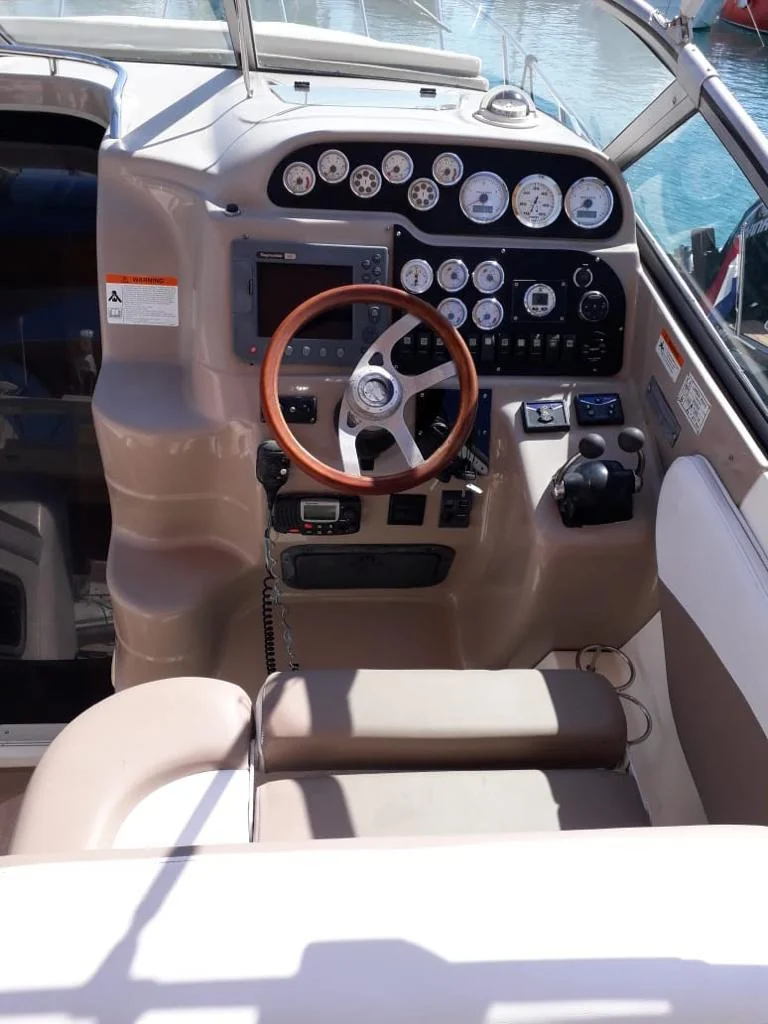 Larson 290 Cabrio gallery image 5 - Diamantides Yachting