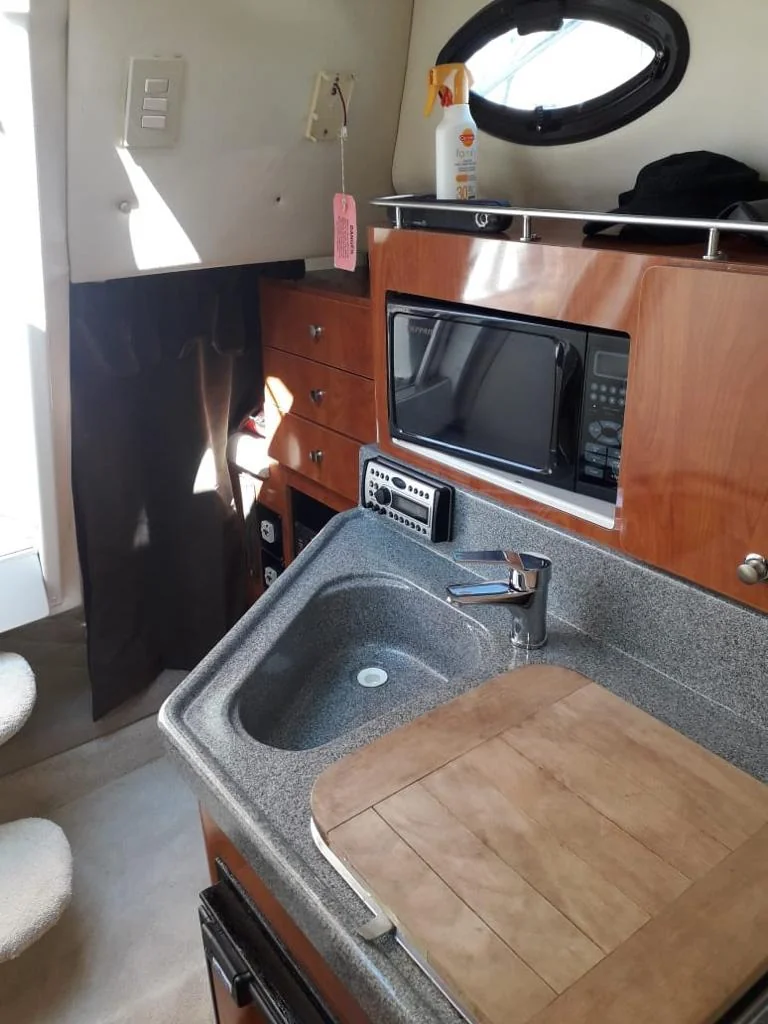 Larson 290 Cabrio gallery image 2 - Diamantides Yachting