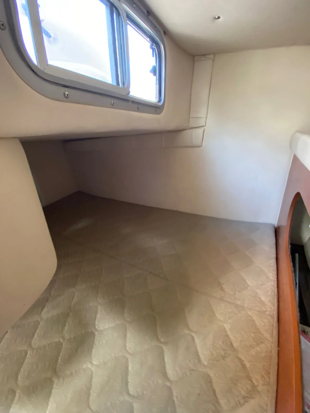 Larson 290 Cabrio gallery image 17 - Diamantides Yachting