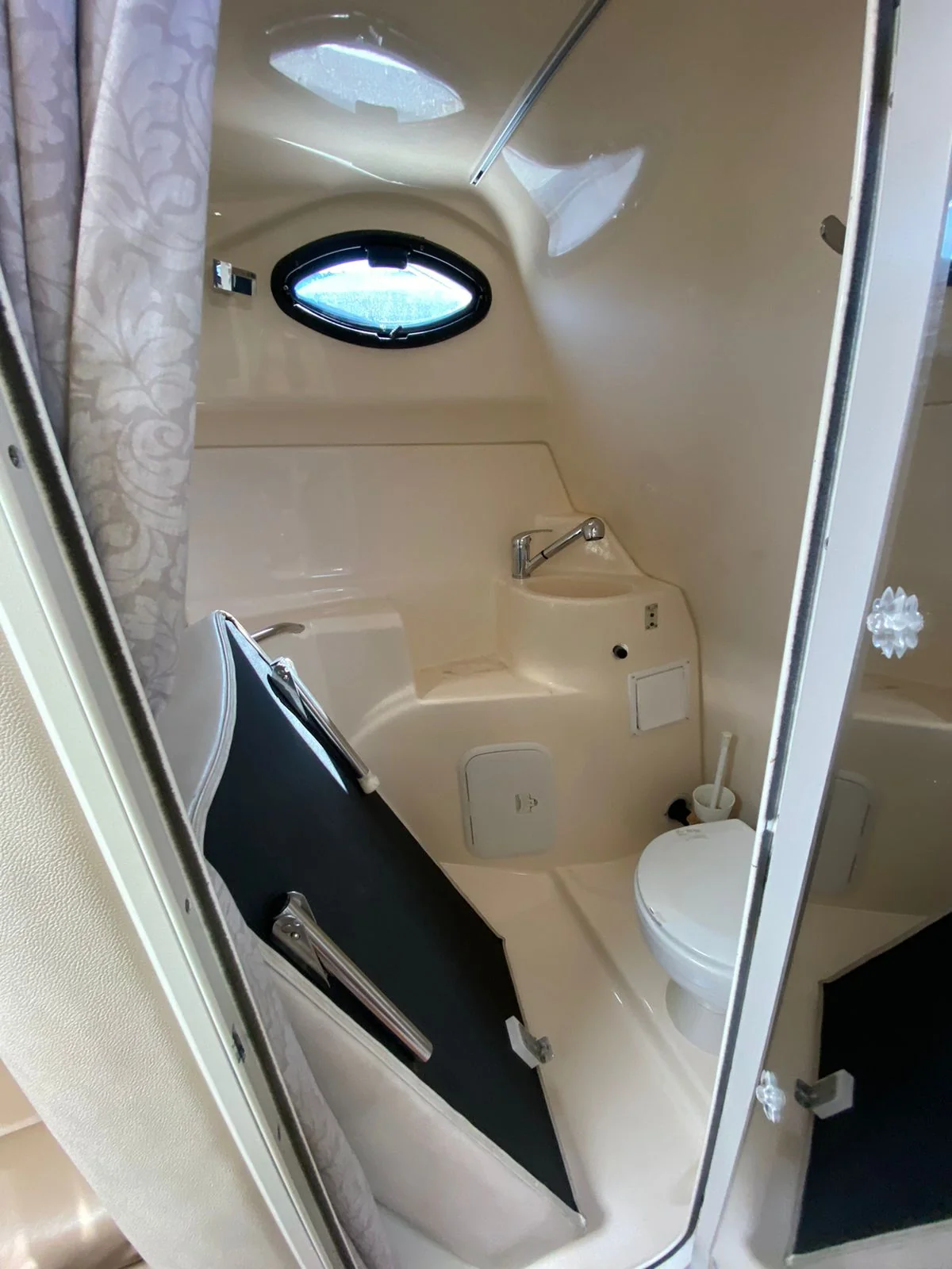 Larson 290 Cabrio gallery image 16 - Diamantides Yachting