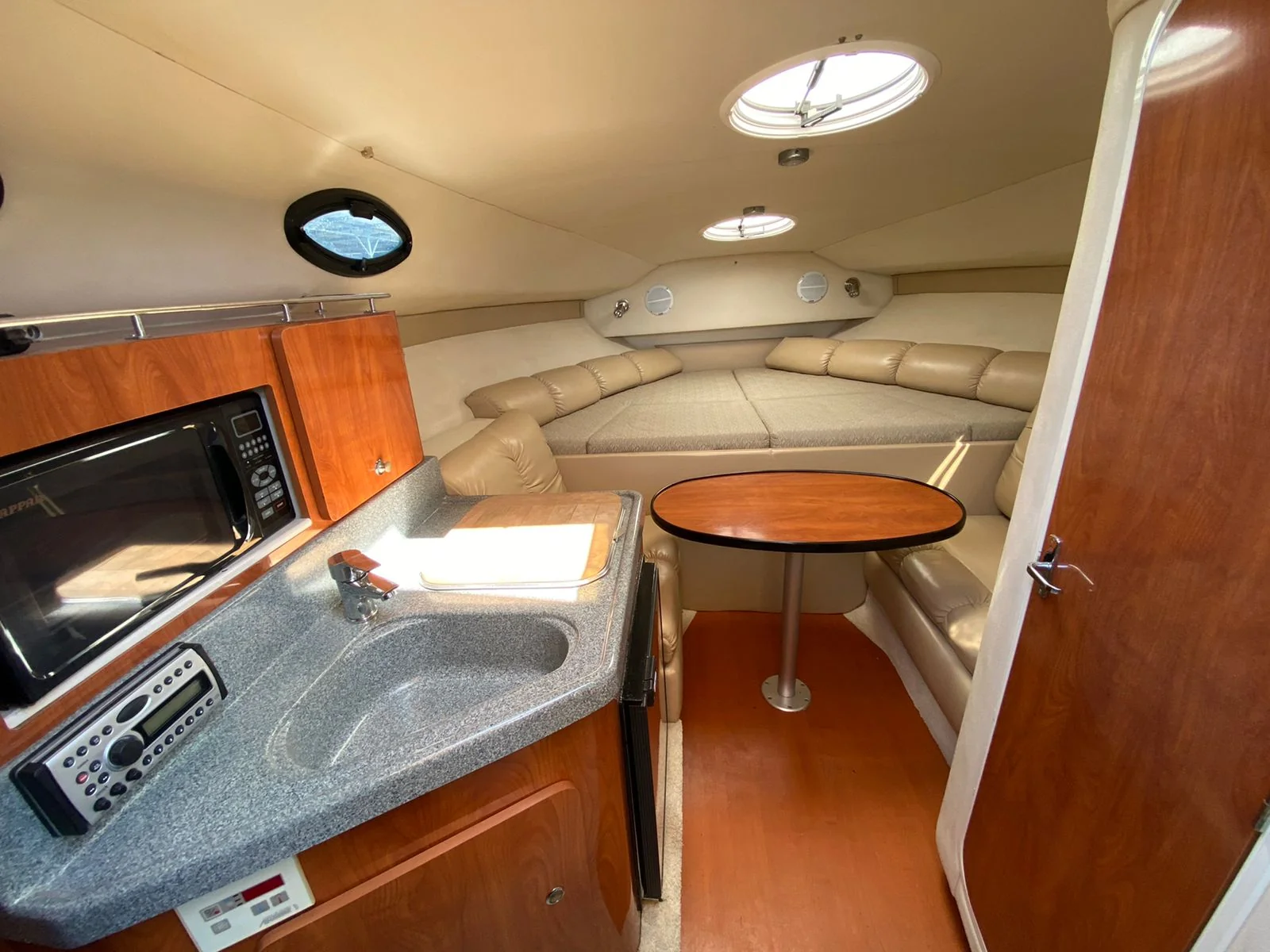 Larson 290 Cabrio gallery image 15 - Diamantides Yachting