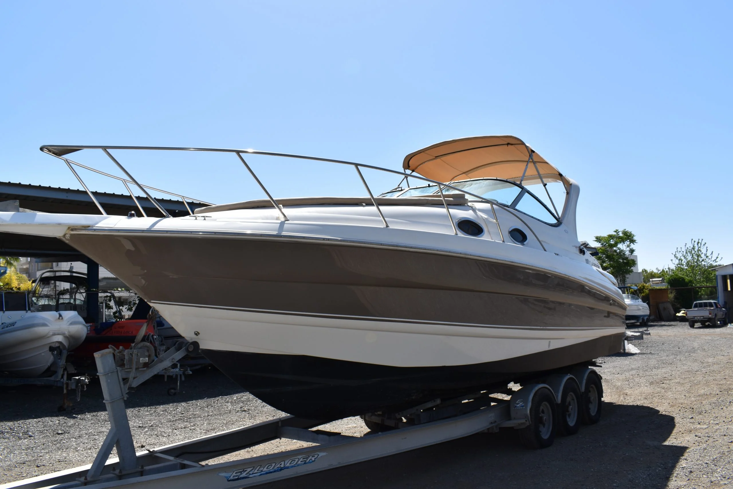 Larson 290 Cabrio gallery image 14 - Diamantides Yachting