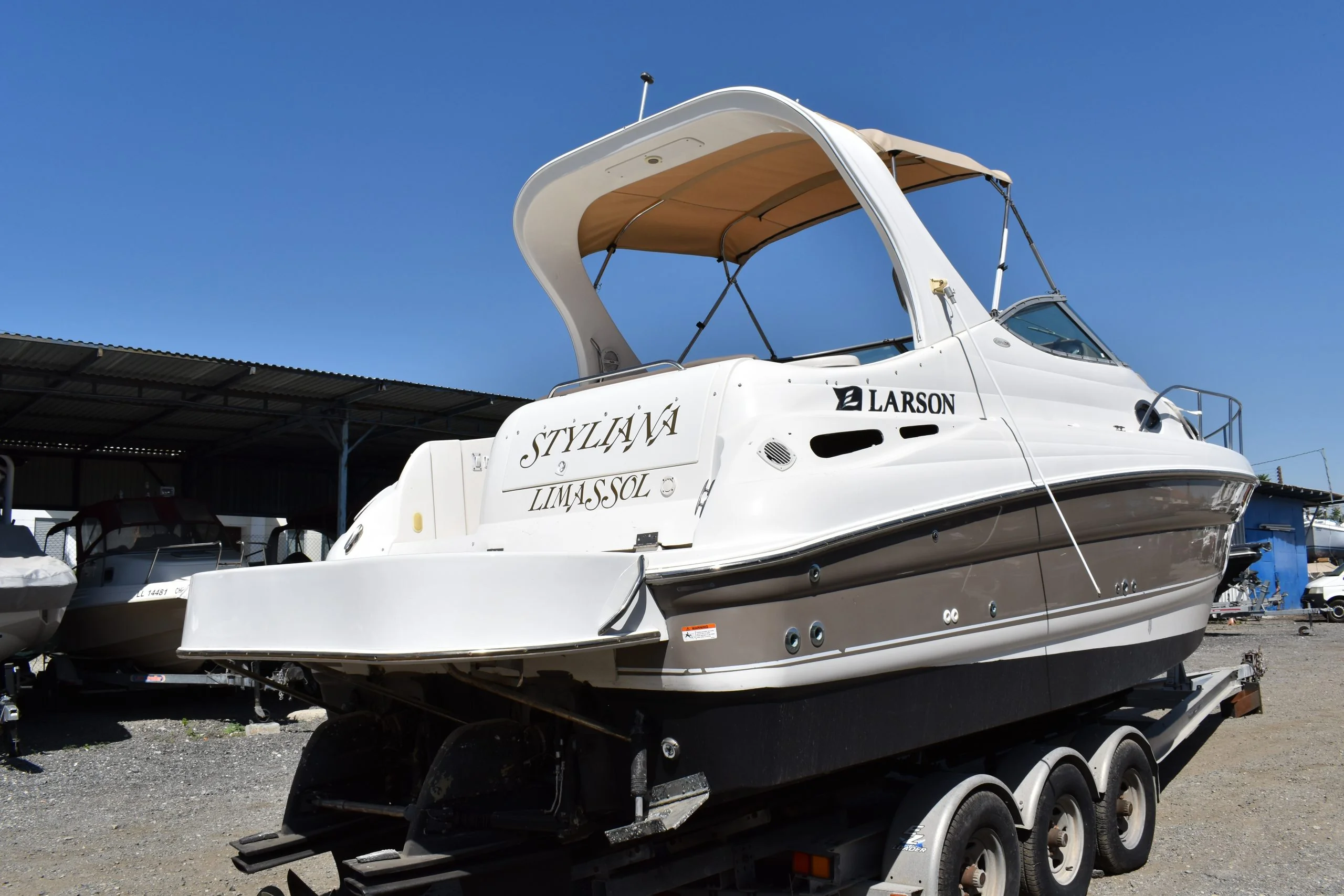 Larson 290 Cabrio gallery image 13 - Diamantides Yachting