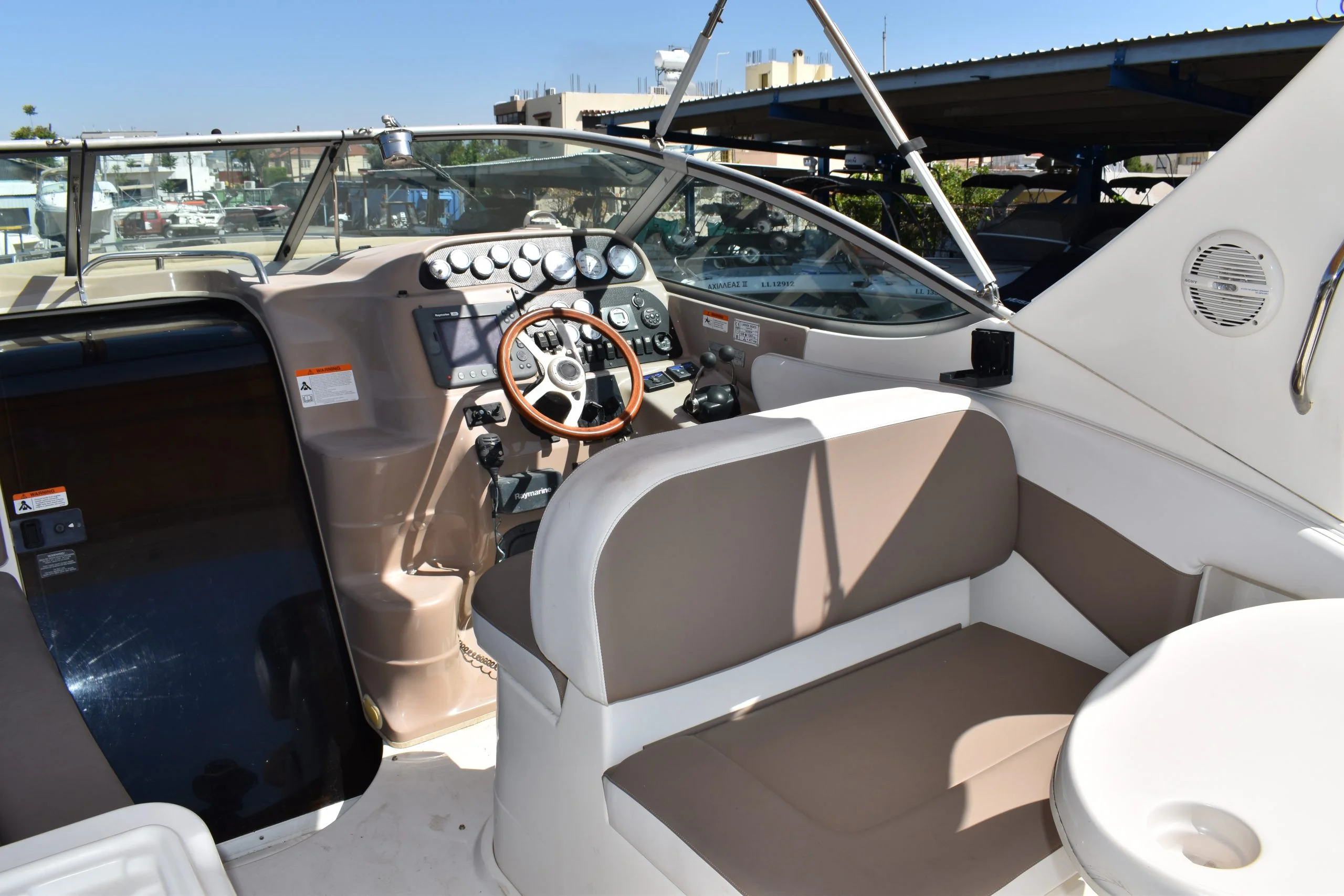 Larson 290 Cabrio gallery image 12 - Diamantides Yachting