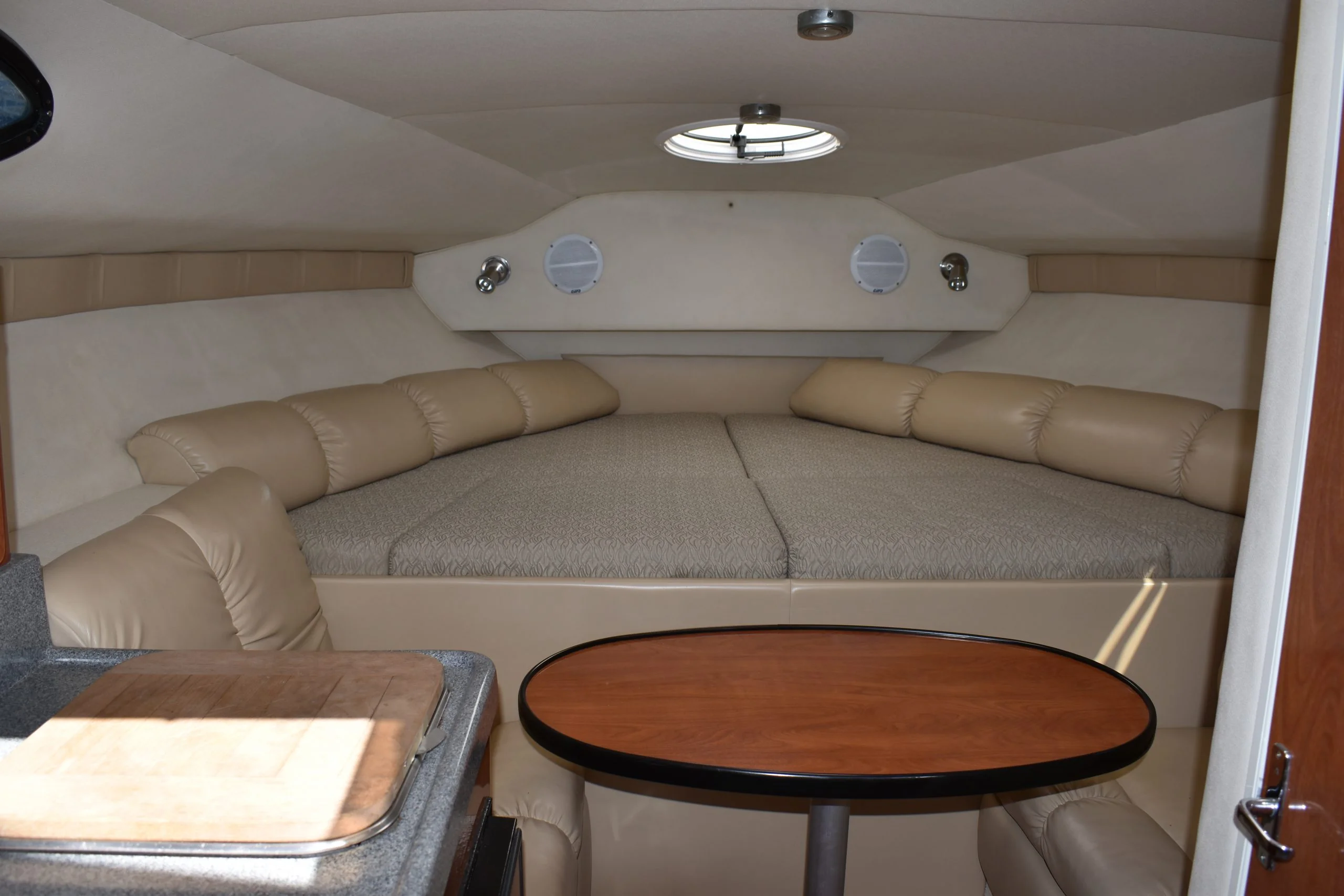 Larson 290 Cabrio gallery image 11 - Diamantides Yachting