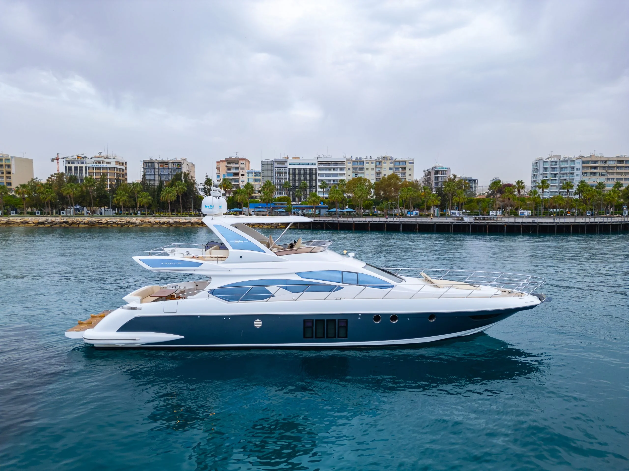 Azimut 64 Flybridge (2014) spotlight