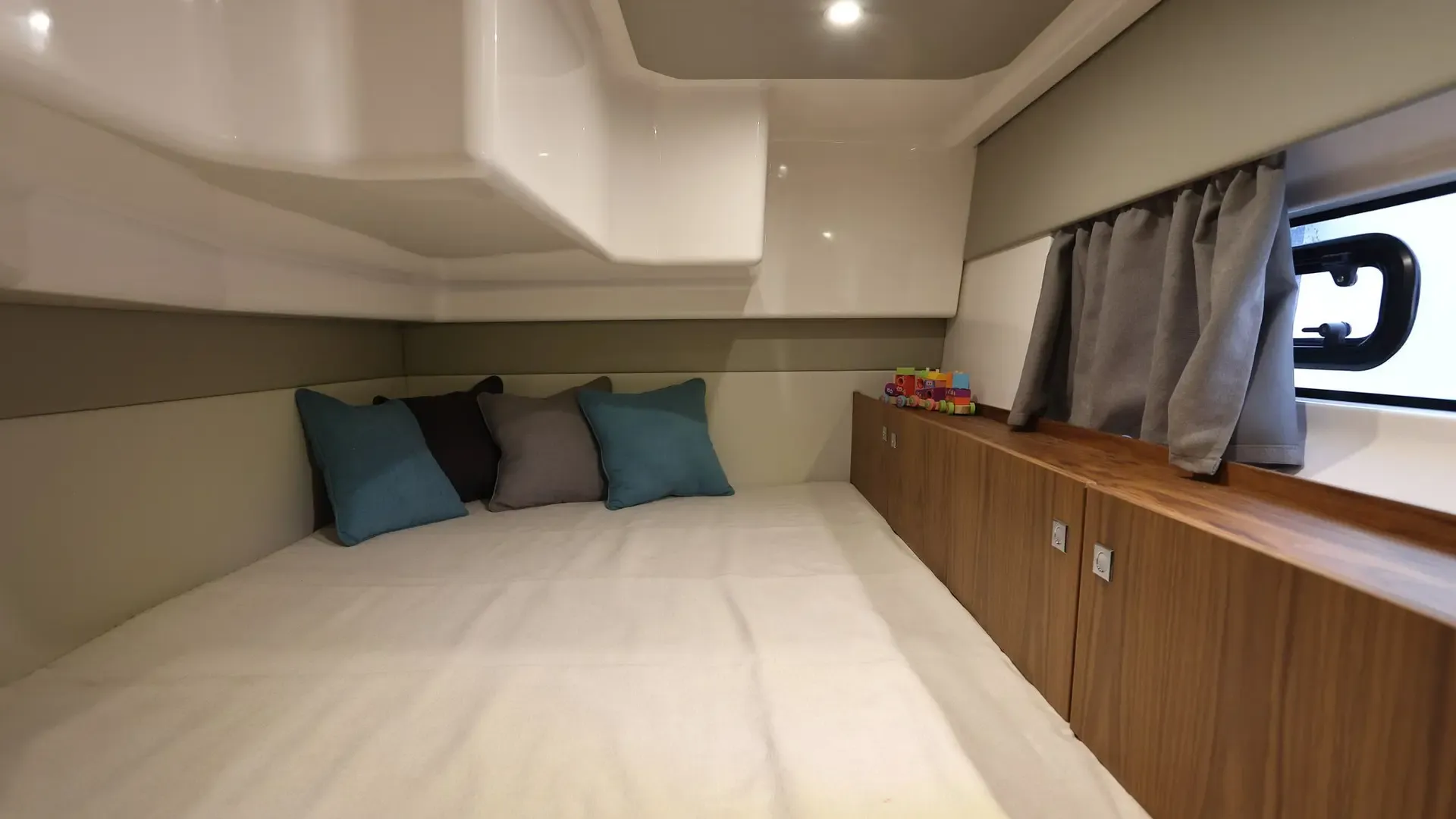Karnic s37x (2025) gallery image 19 - Diamantides Yachting