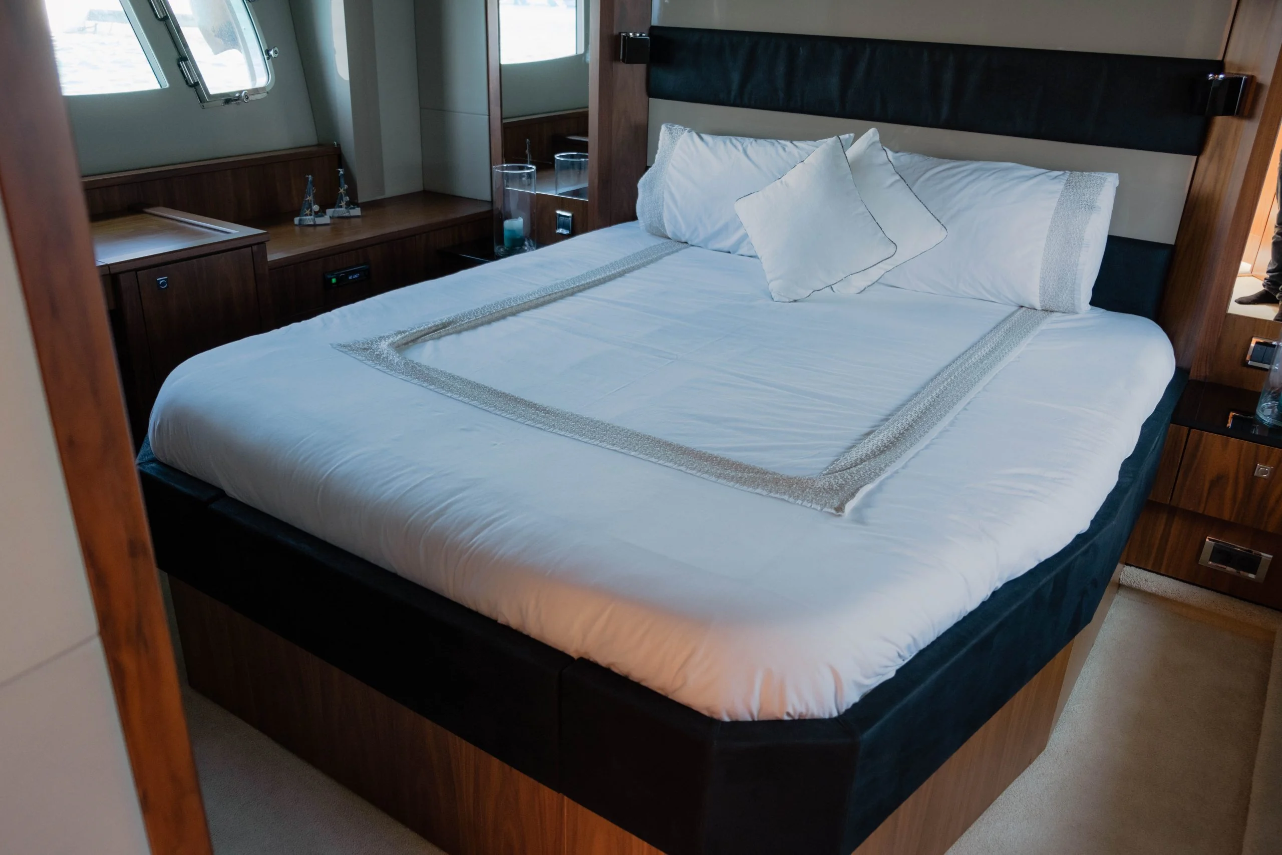 Sunseeker Predator 64 (2008) gallery image 9 - Diamantides Yachting