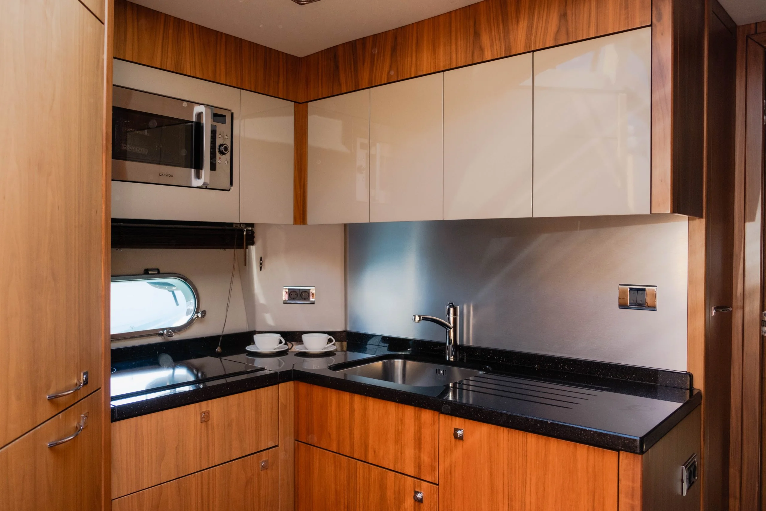 Sunseeker Predator 64 (2008) gallery image 8 - Diamantides Yachting