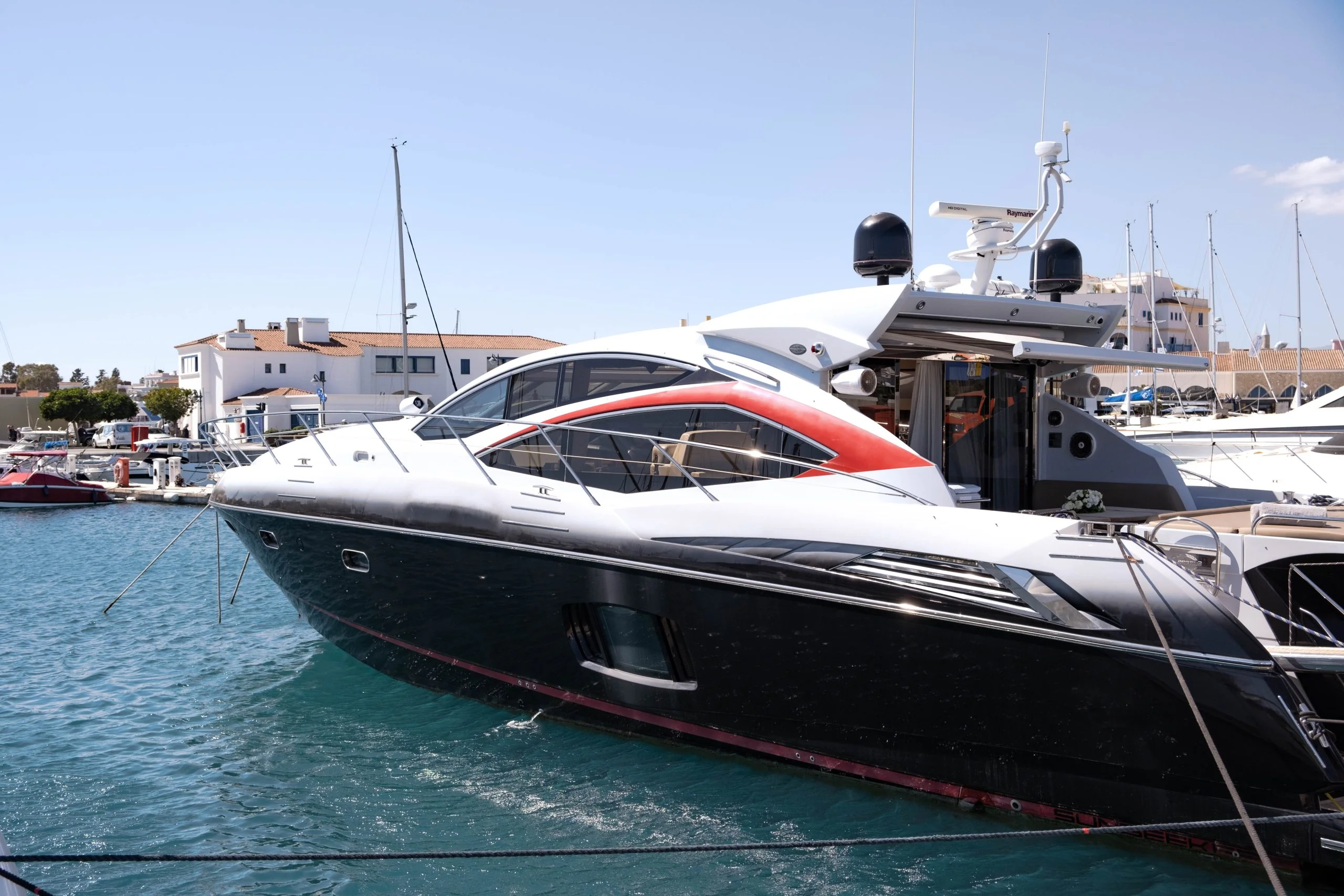 Sunseeker Predator 64 (2008) gallery image 13 - Diamantides Yachting