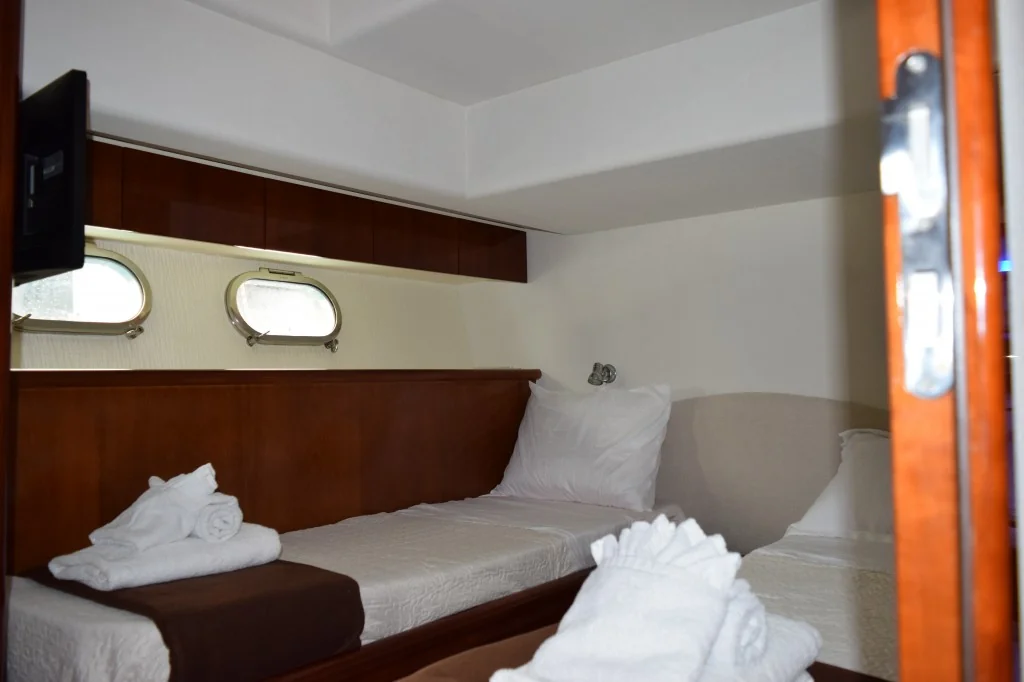 Feretti 720 (2002) gallery image 7 - Diamantides Yachting