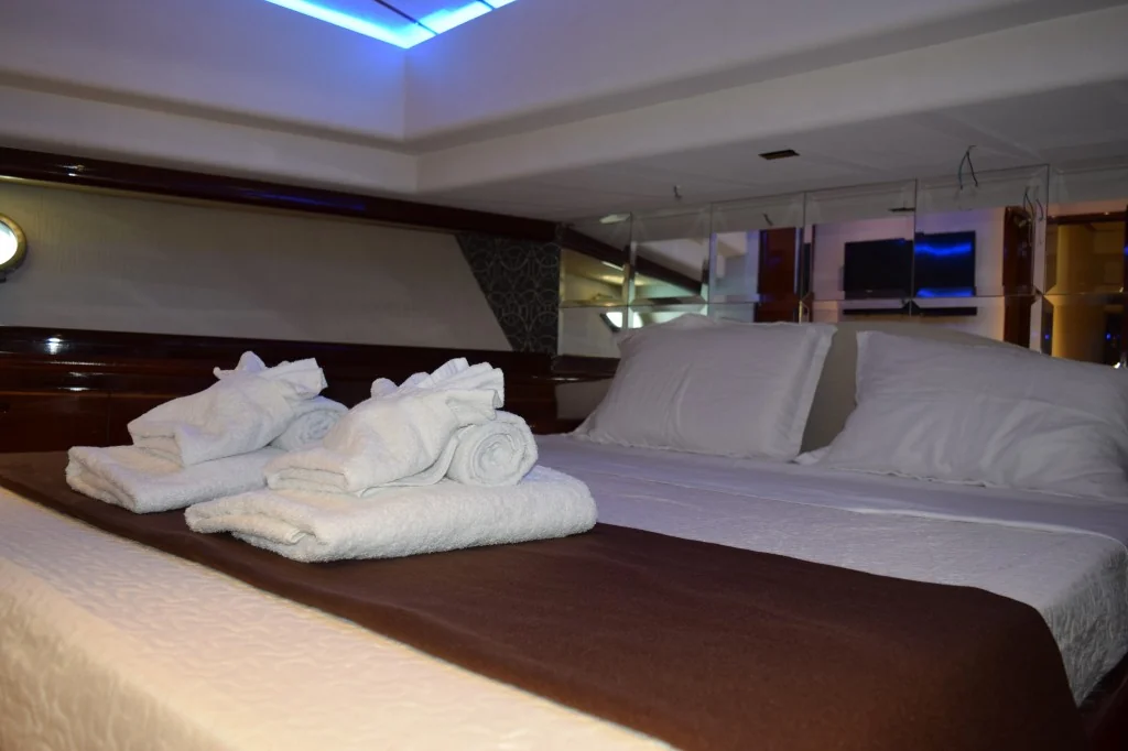 Feretti 720 (2002) gallery image 6 - Diamantides Yachting